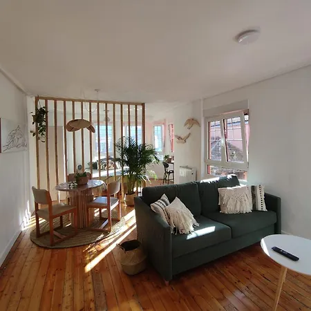 Con Encanto En El Puerto De *